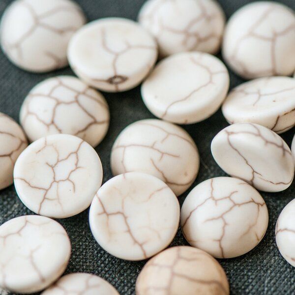 кабошон бирюза синтетическая, круглый, цвет античный белый, 10x4 мм