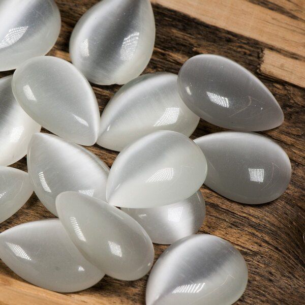 кабошон "кошачий глаз" - капля, стекло, цвет белый, 25x18x6 мм