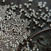 Бисер "Радуга", цилиндр, цвет металлик серебро, 1.5-2x1-2 мм (уп 7 г)