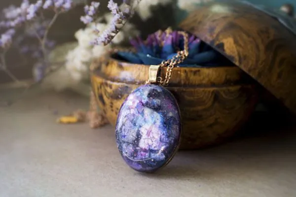 Кулон из эпоксидной смолы "Индиго"