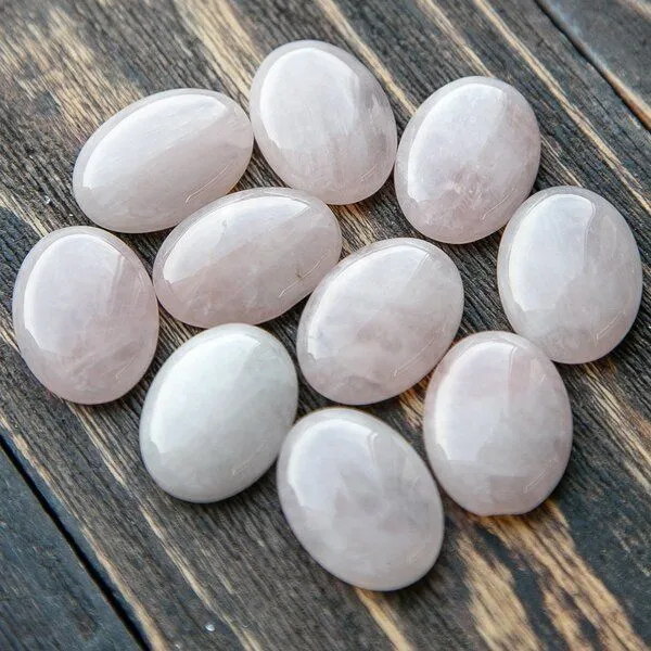 кабошон кварц овальный, цвет розовый, 25х18х6 мм