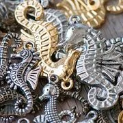 Микс металлический из подвесок "Морские коньки", цветовой и размерный микс (уп 20 г)