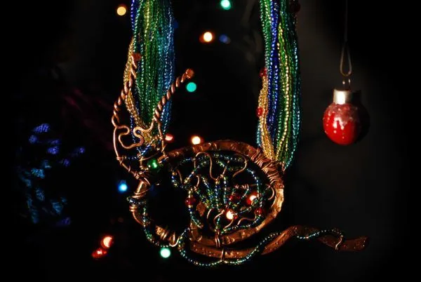 Новогодняя улитка с бисером "Радуга"